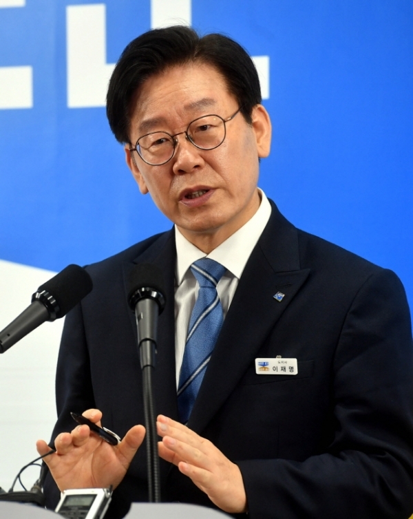 이재명 경기도지사가 27일 경기도청 브리핑룸에서 취임 1주년 기자회견을 하고 있다.전형민기자