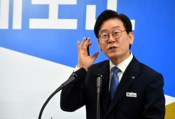 이재명 경기도지사가 27일 경기도청 브리핑룸에서 취임 1주년 기자회견을 하고 있다.전형민기자