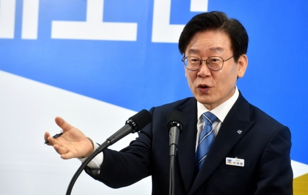이재명 경기도지사가 27일 경기도청 브리핑룸에서 취임 1주년 기자회견을 하고 있다.전형민기자