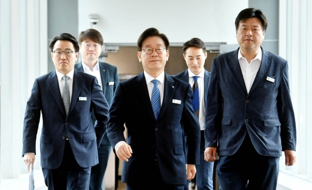 ▲ 이재명 경기도지사가 27일 경기도청에서 열린 취임 1주년 기자회견을 하기 위해 브리핑룸으로 향하고 있다. 전형민기자