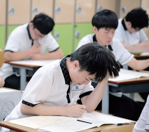 ‘2019년 전국연합학력평가’가 실시된 지난 6월 4일 수원시 장안구 수성고등학교 3학년 수험생들이 수리영역시험을 치르고 있다. 윤원규기자