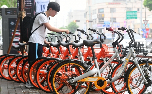 ▲ 자전거 주차장에 주차된 수원시 무인대여자전거. 경기일보DB