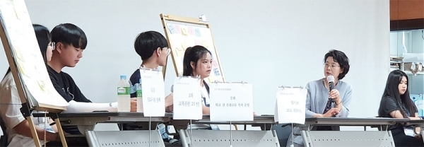 평택청소년교육의회 학생들이 지난 12일 양미자 평택교육지원청 교육장과 공감토크를 하고 있다. 경기도교육청 제공