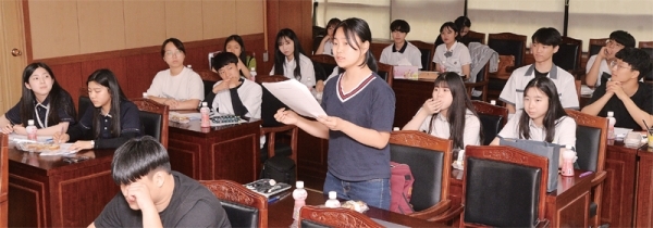 지난 14일 안양과천청소년교육의회 학생들이 의장•부의장을 선출하고 한 학생이 자신의 의견을 발표하고 있다. 윤원규기자