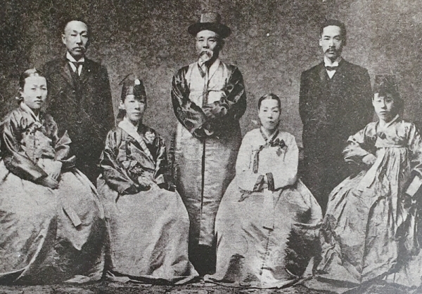초대 통감 시절의 이토와 매국노 이지용.