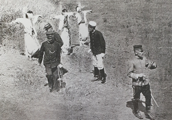 경부선 철도가 개통된 지 이틀 후인 1905년 1월 3일 일본군이 한국인 3명을 철도파괴 누명을 씌워 공개처형하고 있다.