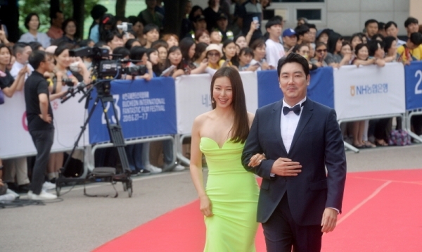 제23회 부천국제판타스틱 영화제 개막식이 열린 27일 오후 부천시 중동 부천체육관에서 이하늬, 조진웅 배우가 레드카펫을 밟고 있다. 이번 영화제는 27일부터 7월 7일까지 11일간 부천시 일대에서 열린다.  윤원규기자