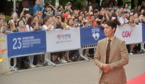 제23회 부천국제판타스틱 영화제 개막식이 열린 27일 오후 부천시 중동 부천체육관에서 정우성 배우가 레드카펫을 밟고 있다. 이번 영화제는 27일부터 7월 7일까지 11일간 부천시 일대에서 열린다.  윤원규기자
