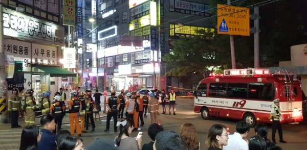 27일 오후 8시께 수원시 장안구 조원동의 한 학원 건물에 폭발물이 설치됐다는 신고가 경찰에 접수, 학생 등 100여 명의 시민이 대피했다. 채태병기자