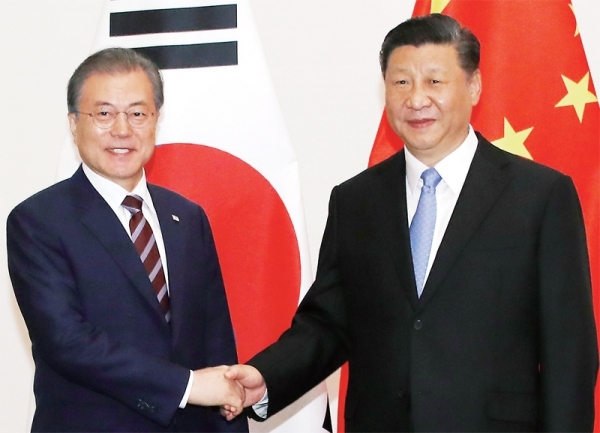 G20(주요 20개국) 정상회의 참석차 일본을 방문한 문재인 대통령이 27일 오후 오사카 웨스틴호텔에서 시진핑 중국 국가주석과 회담하기에 앞서 악수하고 있다. 연합뉴스