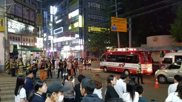 27일 오후 8시께 수원시 장안구 조원동의 한 학원 건물에 폭발물이 설치됐다는 신고가 경찰에 접수, 학생 등 100여 명의 시민이 대피했다. 채태병기자