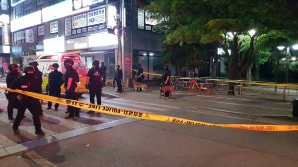 27일 오후 9시20분께 경찰특공대 수색팀이 건물 내부로 진입하기 위해 준비하고 있다. 채태병기자