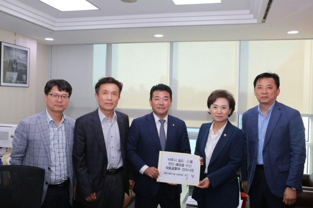 더불어민주당 박정 의원(파주을)이 지난 26일 김현미 국토교통부 장관(수원정), 황성규 국토교통부 철도국장, 손병석 코레일 사장, 김상균 한국철도시설공단 이사장을 만나 운천역 신설 문제를 논의했다. 박정 의원실