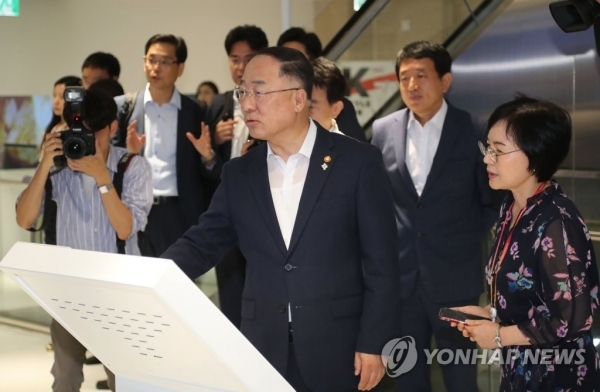 홍남기 경제부총리 겸 기획재정부 장관이 26일 오전 서울 중구 한국관광공사 서울센터에서 경제활력대책회의를 마친 뒤 증강현실(AR) 체험을 하는 등 서비스 산업 현장을 시찰하고 있다. /연합
