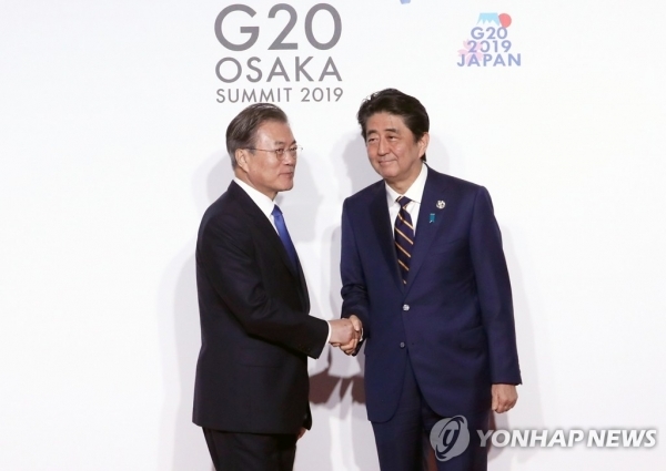 문재인 대통령이 지난 28일 오전 인텍스 오사카에서 열린 G20 정상회의 공식환영식에서 의장국인 일본 아베 신조 총리와 악수하고 있다.  /연합