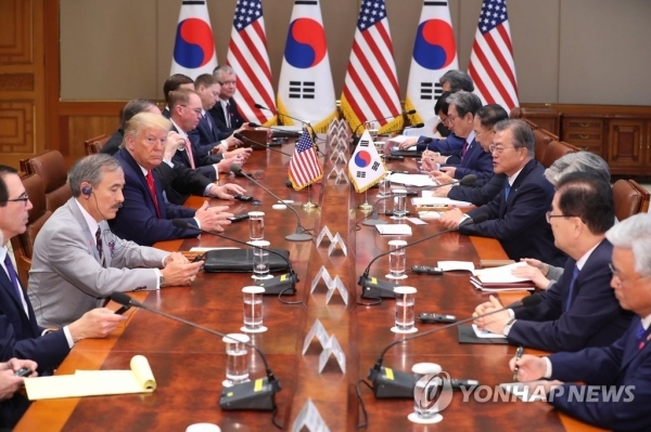 문재인 대통령이 30일 청와대에서 도널드 트럼프 미국 대통령과 확대회담을 하고 있다. 연합뉴스
