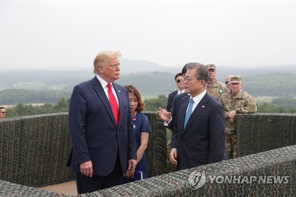 문재인 대통령과 도널드 트럼프 미국 대통령이 30일 오후 경기 파주 비무장지대 '오울렛 초소'에서 북쪽을 바라보고 있다. 연합뉴스