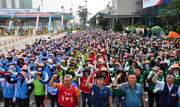 30일 성남시 경부고속도로 서울톨게이트에서 한국도로공사 정규직 전환 민주노총 투쟁본부 노조원들이 한국도로공사 용역업체 소속 톨게이트 요금수납원 직접고용 등을 요구하며 구호를 외치고 있다.전형민기자