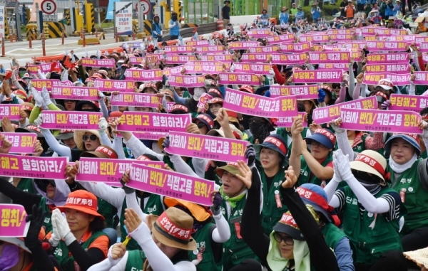 30일 성남시 경부고속도로 서울톨게이트에서 한국도로공사 정규직 전환 민주노총 투쟁본부 노조원들이 한국도로공사 용역업체 소속 톨게이트 요금수납원 직접고용 등을 요구하며 구호를 외치고 있다.전형민기자