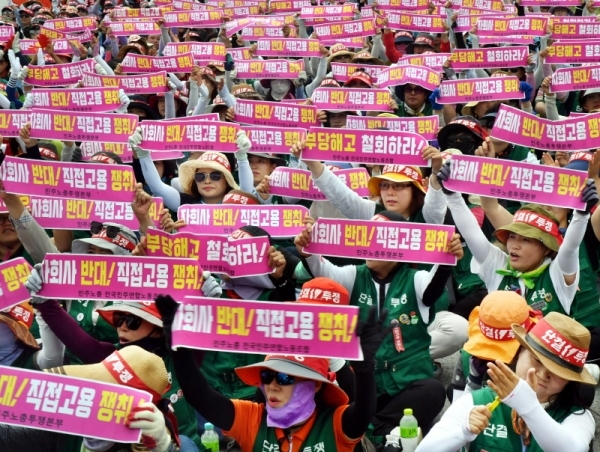 30일 성남시 경부고속도로 서울톨게이트에서 한국도로공사 정규직 전환 민주노총 투쟁본부 노조원들이 한국도로공사 용역업체 소속 톨게이트 요금수납원 직접고용 등을 요구하며 구호를 외치고 있다.전형민기자