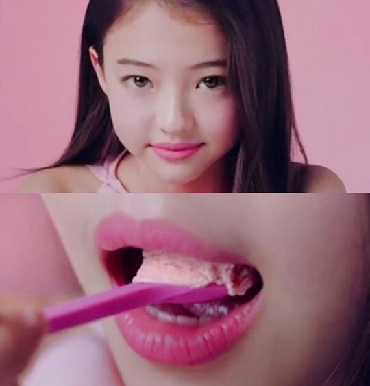 논란이 된 엘라 그로스의 베스킨라빈스31 광고 중 일부.