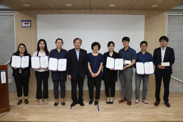 지난 6월29일 서울교육대학교 인문관 시청각실에서 「제1회 한국장학패널 학술대회」에 참석한 이정우 한국장학재단 이사장(왼쪽에서 4번째)과 우명숙 한국교육재정경제학회장(오른쪽에서 5번째)이 대학원생 논문경진대회 수상자들과 함께 기념촬영을 하고 있다. 한국장학재단 제공