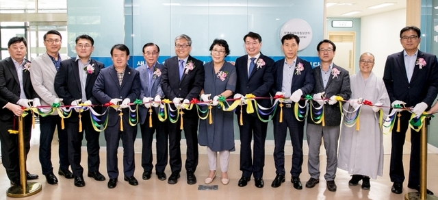 지난 6월27일 권찬호 수원시 복지여성국장(오른쪽 네 번째)과 내외빈들이 ‘수원 생명숲 100세 힐링센터’ 개소식에서 테이프를 자르고 있다. 수원시제공