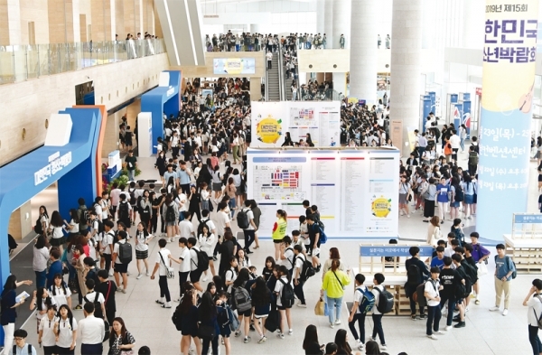청소년들이 ‘2019 대한민국 청소년 박람회’ 전시홀에 마련된 전시·체험 부스를 둘러보고 있다. 수원시 제공