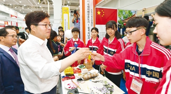‘2019 대한민국 청소년 박람회’를 찾은 염태영 수원시장이 해외 참가 청소년이 마련한 부스에서 이야기를 나누고 있다. 수원시 제공