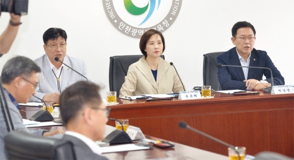 유은혜 사회부총리 겸 교육부 장관이 16일 인천시교육청을 찾아 특별교부금 긴급지원을 약속했다.