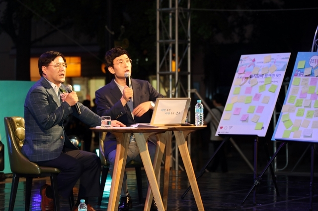 한대희 군포시장이 산본로데오거리 특설무대에서 1일 저녁 시민 공감토크 콘서트를 열고 시민들의 질문에 대해 답하고 있다.