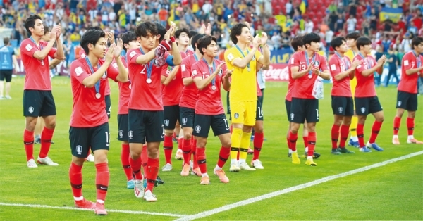 지난 6월 16일 오전(한국시간) 폴란드 우치 경기장에서 열린 2019 국제축구연맹(FIFA) 20세 이하(U-20) 월드컵에서 준우승을 차지한 한국 대표 선수들이 목에 메달을 걸고 경기장에 응원 온 팬들에게 인사하고 있다.