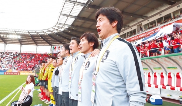 16일 오전(한국시간) 폴란드 우치 경기장에서 열린 2019 국제축구연맹(FIFA) 20세 이하(U-20) 월드컵 결승 한국과 우크라이나의 경기. 전반 시작 전 한국 정정용 감독이 애국가를 부르고 있다.
