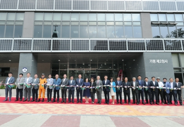 2일 가평 제2청사 경기행복주택 준공식에서 김성기 가평군수를 비롯한 관계자들이 테이프커팅을 하고 있다.