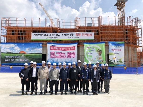장종우 LH 인천지역본부장은 2일 인천시 동구 송림동 인천대헌 1BL 아파트 건설 등 도시재생 현장을 찾아 추락사고 예방을 위한 안전관리 실태를 점검했다.LH인천지역본부 제공