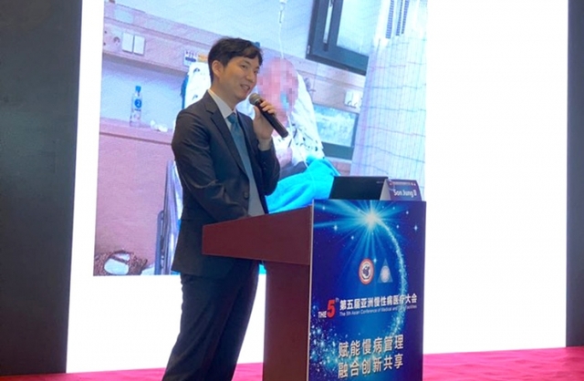 일산복음의료재단 손정일 병원장이 최근 중국 상해에서 개최된 ‘ 제5회 아시아만성기의료학회’에서 강연을 진행하고 있다. 일산복음의료재단