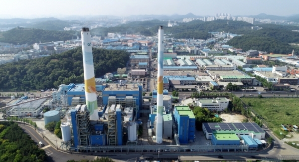 발전소 고장으로 생산라인이 멈춰선 염색공장. 김시범기자