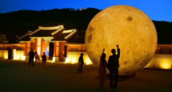 도심 속 궁궐 야경을 볼 수 있는 상설 야간개장이 열린 2일 오후 수원시 팔달구 화성행궁을 찾은 시민들이 전시된 달 모형을 구경하고 있다. 이번행사는 2일부터 9월 28일까지 3개월간(월요일, 일요일 제외) 열린다. 윤원규기자