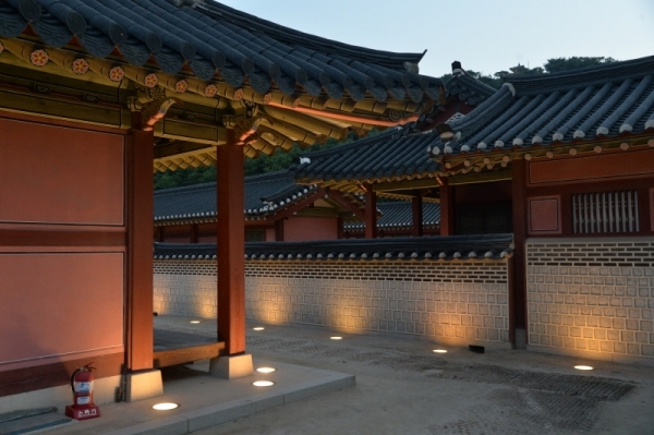 도심 속 궁궐 야경을 볼 수 있는 상설 야간개장이 열린 2일 오후 수원시 팔달구 화성행궁을 찾은 시민들이 전시된 달 모형을 구경하고 있다. 이번행사는 2일부터 9월 28일까지 3개월간(월요일, 일요일 제외) 열린다. 윤원규기자
