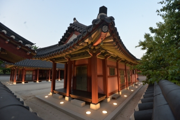 도심 속 궁궐 야경을 볼 수 있는 상설 야간개장이 열린 2일 오후 수원시 팔달구 화성행궁을 찾은 시민들이 전시된 달 모형을 구경하고 있다. 이번행사는 2일부터 9월 28일까지 3개월간(월요일, 일요일 제외) 열린다. 윤원규기자