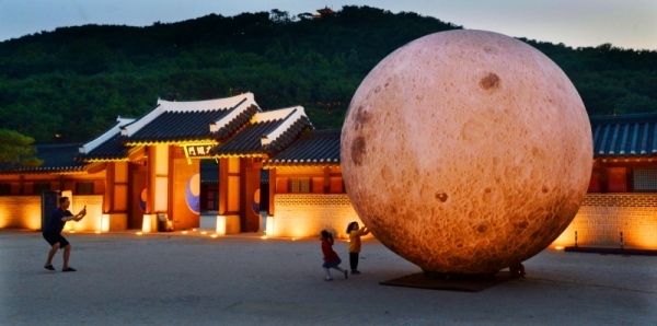 도심 속 궁궐 야경을 볼 수 있는 상설 야간개장이 열린 2일 오후 수원시 팔달구 화성행궁을 찾은 시민들이 전시된 달 모형을 구경하고 있다. 이번행사는 2일부터 9월 28일까지 3개월간(월요일, 일요일 제외) 열린다. 윤원규기자