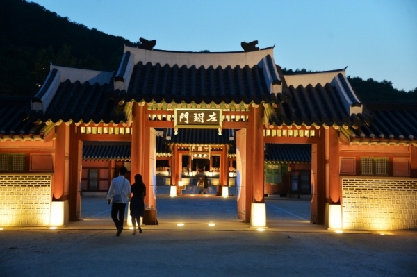 도심 속 궁궐 야경을 볼 수 있는 상설 야간개장이 열린 2일 오후 수원시 팔달구 화성행궁을 찾은 시민들이 화성행궁의 밤의 모습을 구경하고 있다. 이번행사는 2일부터 9월 28일까지 3개월간(월요일, 일요일 제외) 열린다. 윤원규기자