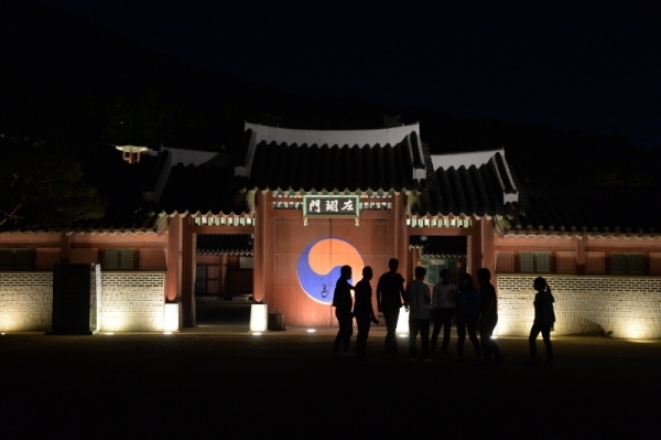 유네스코 세계문화유산 ‘수원 화성행궁’의 상설 야간개장 첫날인 2일 오후 관광객들이 행궁에서 야경을 구경하고 있다. 궁궐의 야경과 각종 공연, 전시, 체험 등 다양한 프로그램이 마련된 이번 행사는 오는 9월 28일까지(월요일, 일요일 제외) 계속된다. 윤원규기자