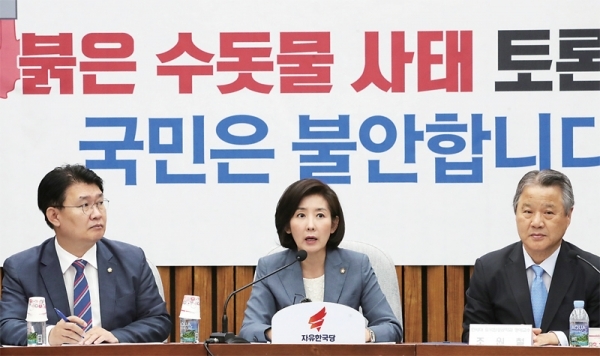 자유한국당 나경원 원내대표가 2일 국회에서 열린 당 정책위원회 주최 붉은 수돗물 사태 토론회 ‘국민은 불안합니다’에서 발언하고 있다. 연합뉴스