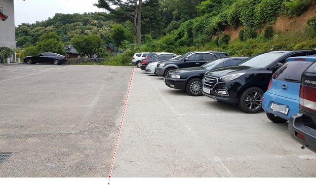 한우판매장이 불법으로 조성한 주차장(빨간 점선 오른쪽 주차면)에 차량들이 주차돼 있다. 사진=한의동 기자