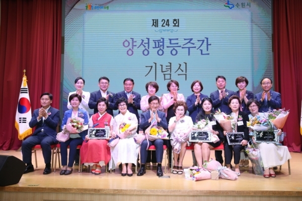 백운석 수원시 제2부시장(앞줄 가운데)이 3일 열린 ‘제15회 수원시여성상’ 수상자 및 관계자들과 기념촬영 하고 있다. 수원시 제공