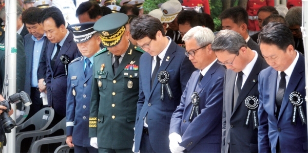 한국전쟁 최초로 투입된 유엔군 부대인 미 스미스 특수임무부대를 추념하는 ‘제69주년 UN군 초전 기념식 및 스미스 부대 전몰장병 추도식’이 3일 오산시 내 삼미동 UN군 초전기념탑에서 거행됐다. 김희겸 행정1부지사, 곽상욱 오산시장, 장인수 오산시의회의장, 김인건 51사단장, 신항철 경기일보 대표이사 사장 등 참석자들이 묵념을 하고 있다. 윤원규기자