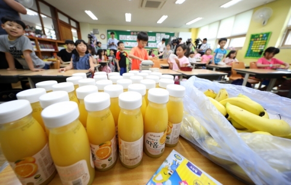 학교 비정규직 노동자들의 총파업이 시작된 3일 수원시의 한 초등학교에서 학생들이 바나나와 빵,주스 등 대체식을 받고 있다. 김시범기자