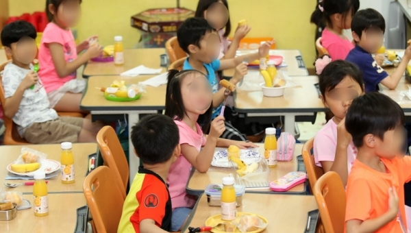 학교 비정규직 노동자들의 총파업이 시작된 3일 수원시의 한 초등학교에서 학생들이 바나나와 빵,주스 등 대체식을 받고 있다. 김시범기자
