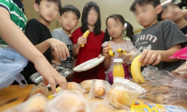 학교 비정규직 노동자들의 총파업이 시작된 3일 수원시의 한 초등학교에서 학생들이 바나나와 빵,주스 등 대체식을 받고 있다. 김시범기자
